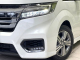 【LEDヘッドライト】悪天候や夜間走行時も良好な視界を確保し安心して運転できる高輝度LEDヘッドライトを装備!点灯速度が早く、消費電力も抑えられています。