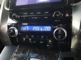 左右席独立式のオートエアコンです!助手席の方と運転席の方で温度設定を変えれます。さらにナノイーも付いてフレッシュな空気をお届けします!