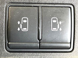 【両側スライドドア】駐車場で隣の車との間隔が狭く乗りにくい時、スライドドアなら安心!ドアオープン時も幅を取らず、開口部が広いので乗り降りがとっても簡単です。大きな荷物の出し入れも後席から可能♪