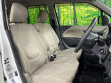 運転席まわりには十分なスペースがあり、大柄な方でもゆったり運転していただける環境です。