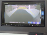 後退時に車両の後ろ側をモニター画面に表示します。車庫入れなどでバックする際に後方確認ができて便利です。車庫入れが苦手な人もこれで安心。
