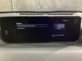 フロントガラス投影タイプのヘッドアップディスプレイを採用しています。現車速やナビルート案内、走行車線表示、前方車表示、交通標識表示など情報も多彩です。