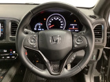 ハンドルにHondaセンシング系のクルーズコントロールやレーンキープアシストなどのスイッチと、オーディオの操作スイッチが装備されています。ハンドルから手を離さず安全に操作できます。