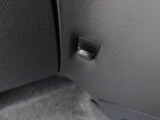 ちょっとした荷物がかけられるフック付き。