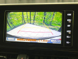【バックカメラ】駐車時に後方がリアルタイム映像で確認できます。大型商業施設や立体駐車場での駐車時や、夜間のバック時に大活躍!運転スキルに関わらず、今や必須となった装備のひとつです!