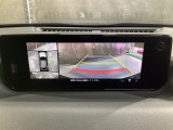 狭い場所での駐車やすれ違いなどでより的確な運転操作に役立つ360&deg;ビューモニターが装備されています。