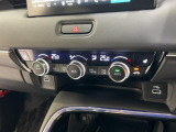 オートエアコンは左右席で独立温度コントロールが可能です。運転席はキンキンに冷やして助手席はマイルドにと言った設定が可能です。暑さ寒さでケンカすることもなくなりますね。