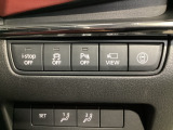 運転席脇のクラスタースイッチ部分にはカメラ切り替えスイッチ、パーキングセンサー、その他走行系スイッチを集中配置しております。