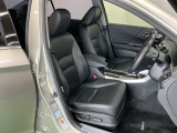 フロントは運転席と助手席が別々の広々としたセパレートシート、運転席は高さを調整できるハイトアジャスター付きでちょうどいいドライビングポジションに調整できます