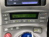 【オートエアコン】一度お好みの温度に設定すれば、車内の温度を検知し風量や温度を自動で調整。暑い&hellip;寒い&hellip;と何度もスイッチ操作をする必要はありません。快適な車内空間には必須の機能ですね♪