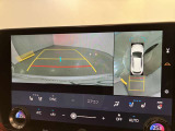 レクサスのお車はすべてバックモニターを標準装備。駐車時のご不安を解消する、パノラミックビューモニターも装備しています。