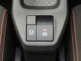 電動パーキングブレーキ&オートブレーキホールド機能付。「HOLD」スイッチを押しシステムONの状態にしておくことで信号待ちでブレーキを踏んで停車時ブレーキペダルから足を離してもブレーキを保持。楽です。