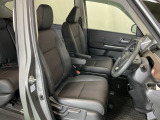 フロントは運転席と助手席が別々の広々としたセパレートシート、運転席は高さを調整できるハイトアジャスター付きでちょうどいいドライビングポジションに調整できます