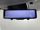 【デジタルルームミラー】車両後方カメラの映像をルームミラーに映すことが出来ます。 そのため、後席に人や荷物があって後方が見えづらい場合でもしっかり視界を確保することが出来ます。