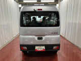 跳ね上げ式バックドアなので、雨天時の荷物の出し入れの際も濡れにくいです