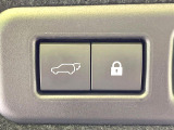 【パワーバックドア】スマートキーや運転席のボタンを押すだけでリアゲートが自動で開閉します!荷物を持っている時や、高い位置にあるバックドアを閉める際に便利な機能です♪