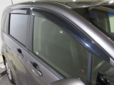 実用的で人気のオプション『ドアバイザー』が付いています!雨の日でも窓を開けて換気ができる便利な装備!付いてて良かったと思える用品です!