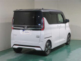 「エマージェンシーブレーキ」は、フロントカメラで前方の車両や歩行者を検知して回避操作を促します。万が一の際には自動でブレーキを作動させて衝突回避または被害軽減します。