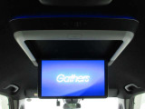 15.6インチリア席ルーフモニターが付いてます。長距離ドライブでも退屈せずご乗車頂けます。また、使用しない時は格納可能です。