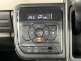 【オートエアコン】一度お好みの温度に設定すれば、車内の温度を検知し風量や温度を自動で調整。暑い&hellip;寒い&hellip;と何度もスイッチ操作をする必要はありません。快適な車内空間には必須の機能ですね♪