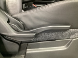運転席にはドライバーの体型や好みに応じて前後方向だけでなく、高さの調整ができるシートリフターを装備!
