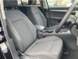 欧州車らしく硬めのシートが体を程よくつつみこみ、長距離でも快適に運転できます。フロント両席にはシートヒーターを装備、寒い日には大変嬉しいアイテムです。