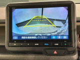 リバースギアに入れるだけで後方の表示へ切り替わります。夜間や雨の日の駐車も楽になりますよ。