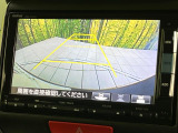 【バックカメラ】駐車時に後方がリアルタイム映像で確認できます。大型商業施設や立体駐車場での駐車時や、夜間のバック時に大活躍!運転スキルに関わらず、今や必須となった装備のひとつです!