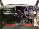 車内は光触媒抗菌消臭施工済です。インパネ周りはスタイリッシュなデザインです。グローブボックスやカップホルダーのほかにトレーなどたくさんの収納スペースが付いています。