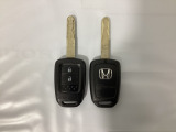 キーレスエントリー付きです。ドアの開け閉めの際に、ボタン操作でキーの差し込み不要です。スペアキーも同じものを用意しております。