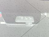 【三菱e-Assist】走行中に前方の車両等を認識し、衝突しそうな時は警報とブレーキで衝突回避と被害軽減をアシスト。より安全にドライブをお楽しみいただけます。