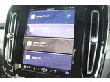 インストルメントパネルは僅かに運転席側へと傾けられているほか、余計なスイッチ類を可能な限り排し、運転に集中しやすい環境を造り出しています。