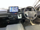 運転席周りのレイアウトをご覧ください。ナビゲーションが綺麗に装着されすっきり収まってますね!