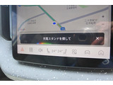 車載のカメラを駆使し、車を真上から見下ろしている映像に変換、センターディスプレイに表示させ、安全な駐車をサポート。縦列駐車や狭い場所への駐車に大きく役立ちます。