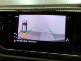 ギアをリバースに入れると車両後方の映像を映し出します。画面にはガイドラインが表示され、車庫入れや縦列駐車などの際に安全確認をサポートします。