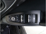 運転席には、ドアミラーの開閉および角度調整、集中ドアロック機能、さらには全ウィンドーの開閉操作を可能にするスイッチが一つに集約。運転中でもスムーズかつ効率的に操作でき、安全性と快適性に役立っています。