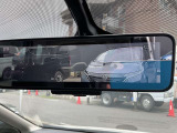 【スマートルームミラー】後方の映像を高精細モニターに映し出し、荷物や乗員で視界が遮られても安全に確認可能。夜間や雨天でもクリアな視界を確保する先進装備です。