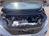 エンジンルームもきれいな状態です。日産のメカニックが点検整備をさせていただいてからのご納車となります