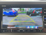 車庫入れ時に安心のバックカメラがついています。