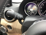 レバーをAUTOの位置にしているとき、レインセンサーが雨を感知すると、雨量に応じてワイパーが自動で作動してくれるオートワイパーを装備!設定変更で非作動にすると、間欠作動に固定されます。