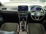 シンプルなデザインと一目でわかるスイッチの配置はPeoples Car=みんなの車という考えの現れです。各スイッチにはバックライトもついており、夜間でも安全に操作して頂けます。