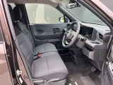 運転席からの視界が左右に広く隅々まではっきりと見渡せます。前方確認がしやすいので安心して運転できますね。