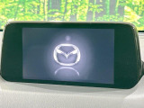 【マツダコネクトナビ】車内の雰囲気にマッチした一体型タイプのナビ。各種車輌設定やBluetooth再生等、様々な機能が楽しめます。直感的なダイヤル操作が可能で、使い勝手も良好です。