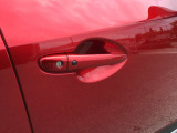 スマートキーを所持している状態でロックボタンを押すと、車両すべてのドアの解錠や施錠を行うことが出来ます。