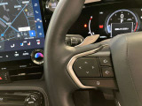 オーディオや運転支援機能などを手元で操作できるステアリングスイッチ。操作時の視線移動が少なく、安全にも貢献します。