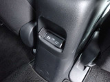 後部座席にも充電用USBを装備しております★