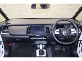 操作性に優れた運転席となります!小物入れや各ボタンの配置にこだわり、使いやすいです!座り心地もよく視認性も良好なのでロングドライブもお任せ下さい!