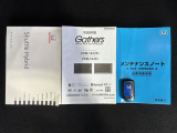 スマートキーは鍵をバッグに入れたままでもドアロックの開閉やエンジンのON・OFFができます。夜間や雨の日も鍵を探さなくて良いので便利です。