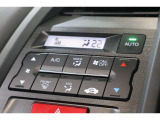 フルオートエアコンが装備されています!お好みの温度設定をするだけでエアコンの風量やモードの切り替えを自動でコントロールしてくれます!ユーザーの操作が少なく燃費走行にもつながります!