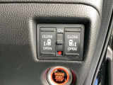 【両側パワースライドドア】です。リモコンや運転席のスイッチ操作で楽々自動開閉。スマートキーをポケットやバッグに入れたままで、キーを差し込むことなくボタンを押すだけでエンジンが始動します。